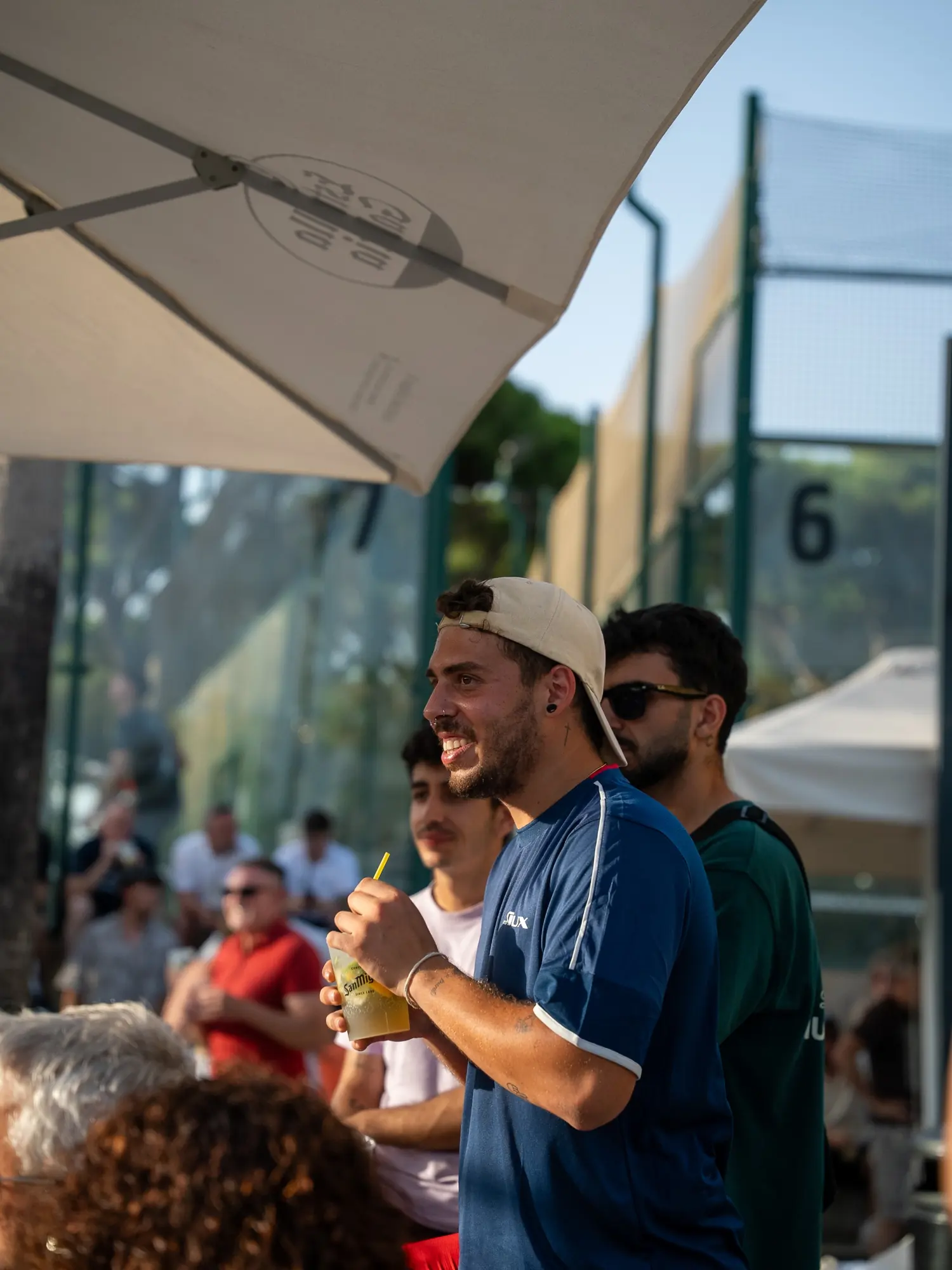 Descans a l'ombra entre partits