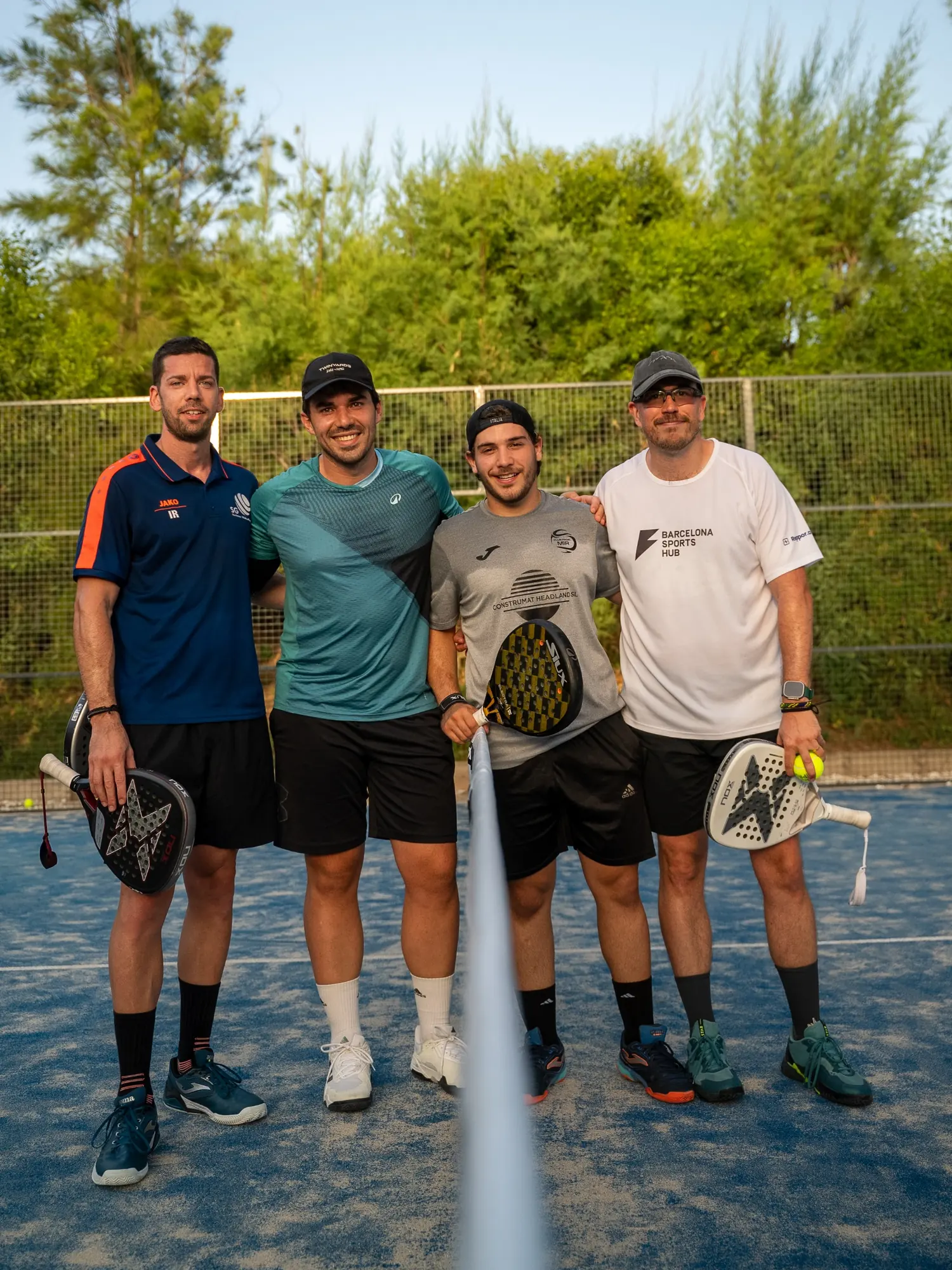 Grup de jugadors en una pista del sud de Barcelona